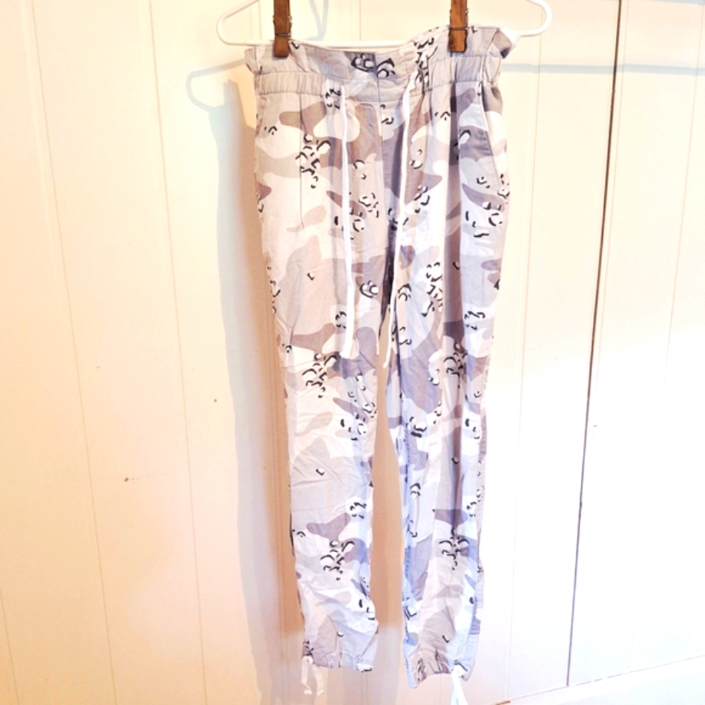 Hollister Light Gray and White Camo Extra High-Rise Drawstring Pants Size S VGC